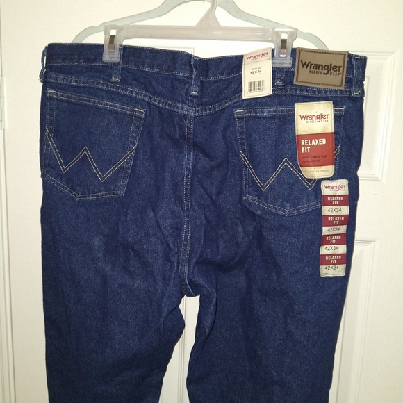 NWT Wrangler Rugged Wear Blue Dark Wash Denim Jeans Men's sz 42x34. - Picture 4 of 9